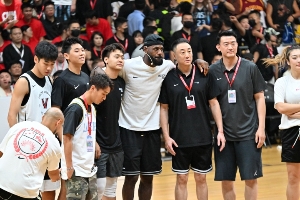 詹姆斯中国行成都站图集：赵睿&amp;李梦等球星出席活动 老詹美美拍照