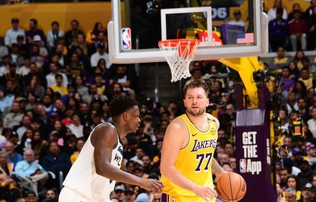 九游娱乐-扳平比分！湖人借防守大战破狼，三巨头发威不好惹