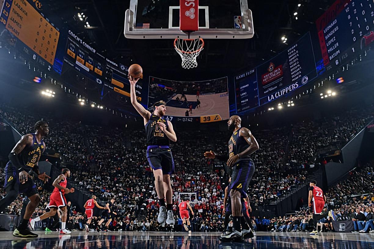 九游体育-强力得分手也球都摸不着!湖人的战术安排实在是令人无法理解?