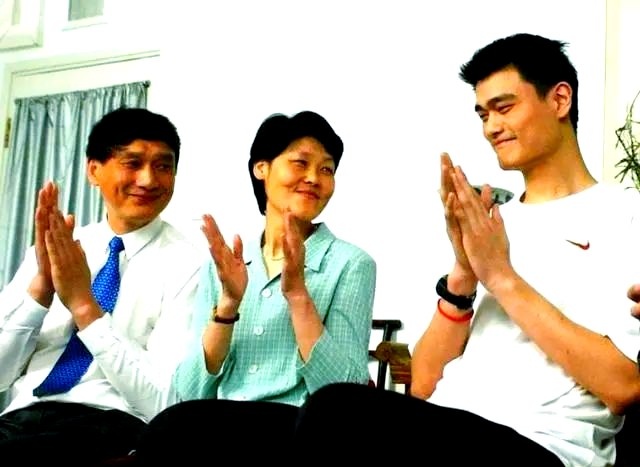 美媒体人:因杨瀚森来自中国就得和姚明相提并论?这话完全没逻辑